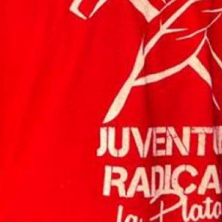 Escándalo en la JR: del símbolo histórico de la boina a la peluca del poder