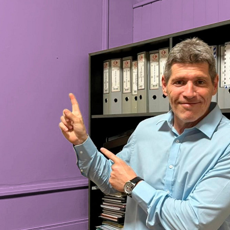 El libertario Castello se burló de Mayra Mendoza y quedó en ridículo por el color violeta