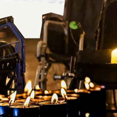 Abrazo colectivo y velas encendidas: la comunidad reclama partidas para pediatría y discapacidad