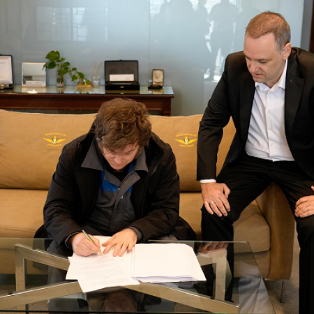 A su regreso anticipado de Noruega, Milei firmó el proyecto de reforma laboral