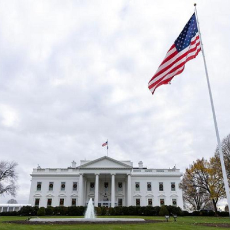 Trump firma orden para crear marco regulatorio nacional para IA, lo que limita poder de los estados