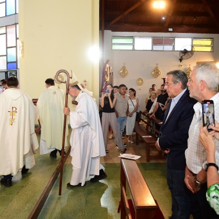 Alak participó de la consagración del altar en la Parroquia San Antonio de Padua