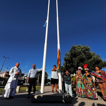 Alak reinauguró la Plaza Nuestra Señora de Copacabana en Tolosa