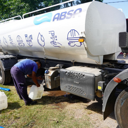 En plena ola de calor, La Plata y ABSA distribuyen 40 mil litros de agua en barrios afectados