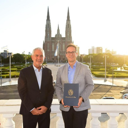 Alak distinguió al director de ópera Leonardo García Alarcón como Huésped de Honor de La Plata