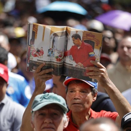 Venezolanos se mantienen en las calles de Caracas para exigir regreso de Nicolás Maduro y su esposa