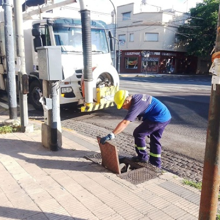 Elevan el nivel de alerta a amarillo por tormentas y el Municipio intensifica la limpieza de sumideros