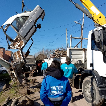 En La Plata realizan operativos de remoción de autos abandonados en el sur y el oeste de La Plata