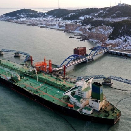 Futuros de crudo cierran al alza