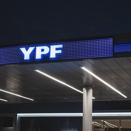 El CEO de YPF intenta llevar tranquilidad, pero el precio de los combustibles podría aumentar 5%