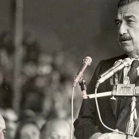 Homenaje a Raúl Alfonsín en Plaza Moreno por el 99° aniversario de su nacimiento