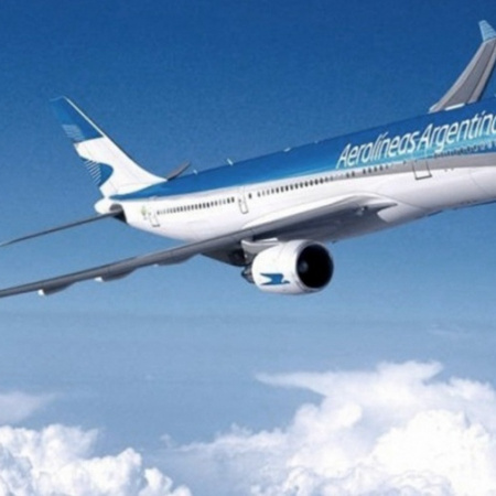 Volar será más caro: Aerolíneas Argentinas aplica recargos por la suba del petróleo