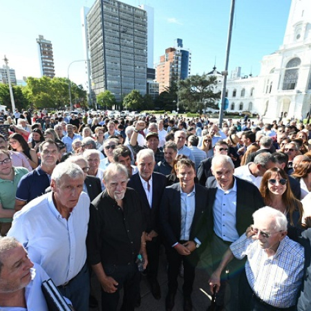 Con un acto institucional en Plaza Moreno, La Plata homenajeó a Raúl Alfonsín a 99 años de su nacimiento