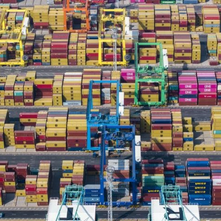 El superávit comercial de febrero se sostuvo gracias al desplome de las importaciones