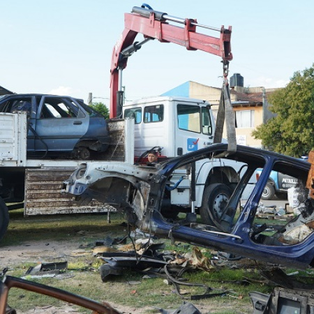 Municipio platense removió 37 autos abandonados en una plaza de Tolosa