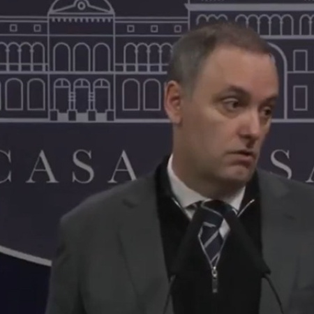 Crece el escándalo con Adorni: “sabía que no se puede recibir regalos o viajes” de contratistas, dice Paulón