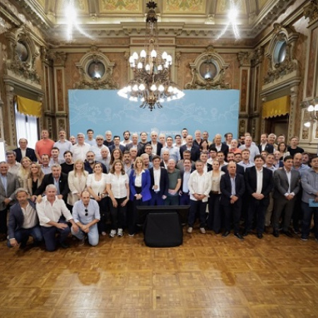 Kicillof anunció auxilio financiero para municipios y lanzó un fuerte reclamo a la Corte por fondos nacionales
