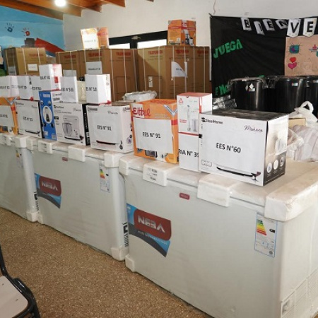 Alak encabezó la entrega de electrodomésticos y equipamiento para 15 escuelas platenses