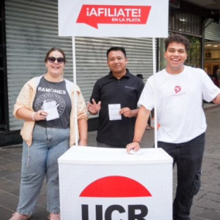La UCR platense desafió el mal tiempo y salió a la calle con una "afiliación masiva"