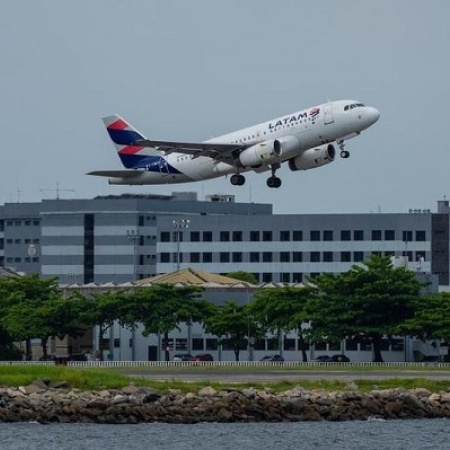 Gobierno de Brasil anuncia paquete para mitigar alza del combustible de aviación