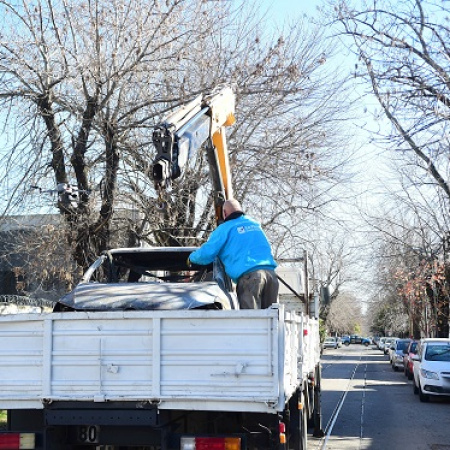 Avanza el plan de remoción de vehículos: cómo solicitar el retiro de un auto abandonado en La Plata