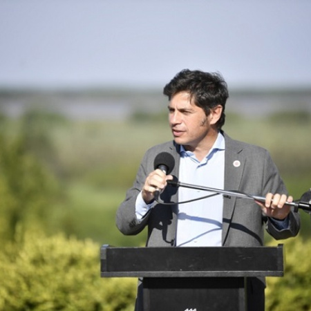 Kicillof transfirió $13.000 millones a los municipios pese al ajuste de Milei