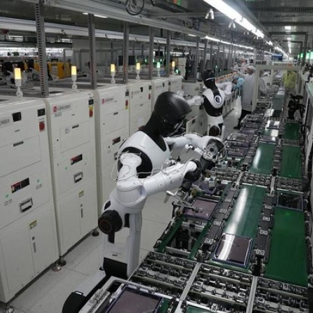 Enfoque China: Robots humanoides ejecutan tareas de precisión en líneas de ensamblaje