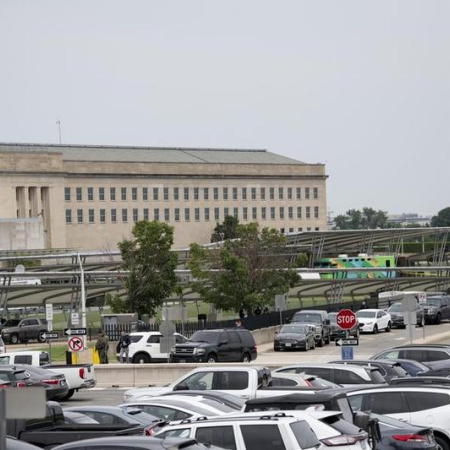 EE. UU. recurre a fabricantes de automóviles y otras empresas para acelerar producción de armas, según medio estadounidense