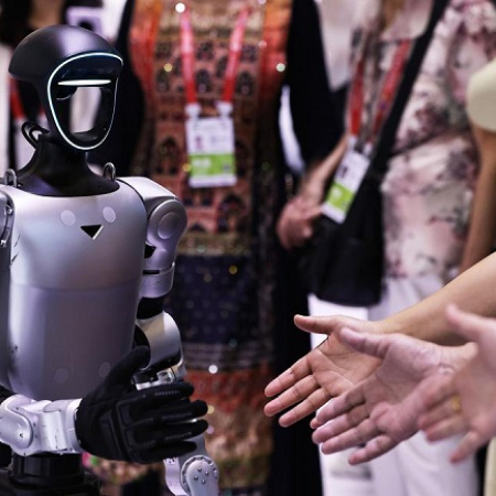 Robot humanoide de Unitree bate récord mundial humano de 1.500 metros en clasificación del medio maratón de robots de Beijing