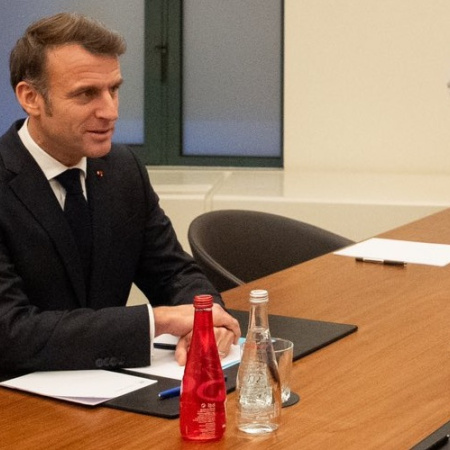 Macron anuncia reanudación de intercambios con Irán después de visita a Andorra