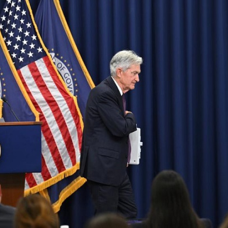 Trump arremete contra Powell por su decisión de permanecer como gobernador de la Fed