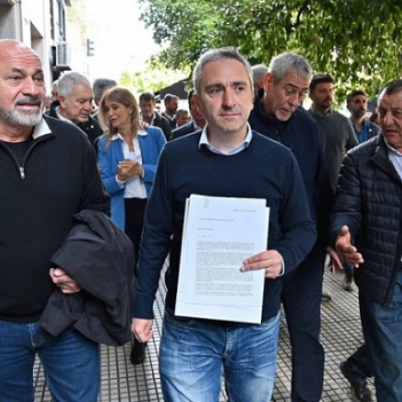 “Milei hacete cargo: menos Adorni y más comida para las escuelas”, el duro reclamo de Larroque y 60 intendentes