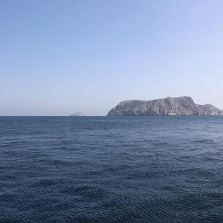 Petrolero es impactado por proyectiles desconocidos frente a la costa de EAU, cerca del estrecho de Ormuz