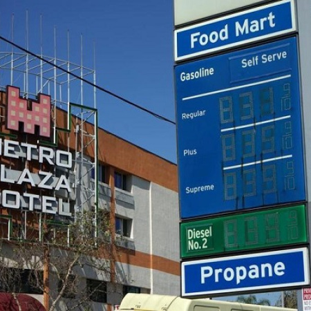 Precio de petróleo Brent baja ligeramente a menos de 100 dólares