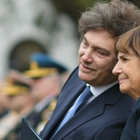 Según La Nación, Bullrich le pediría a Milei que despida a Adorni