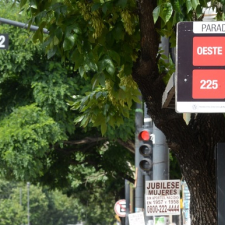 En La Plata, proponen colocar carteles de asistencia a víctimas de violencia de género en paradas de transporte público