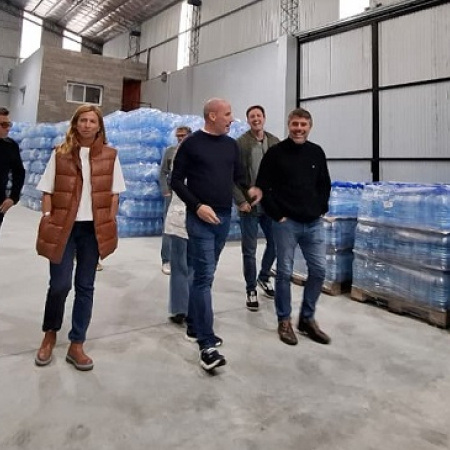 En Magdalena, Hourcade encabezó una recorrida junto a senadores provinciales por firmas locales