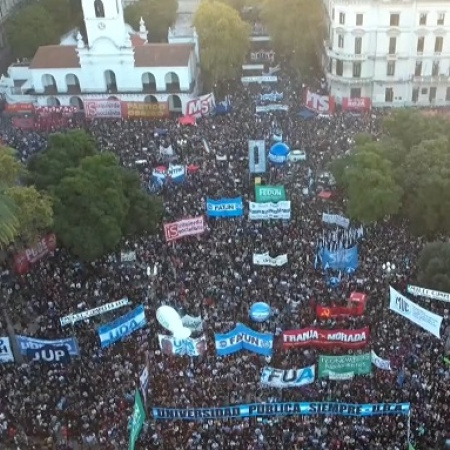 Multitudinaria marcha en reclamo del cumplimiento de la Ley de Financiamiento Universitario