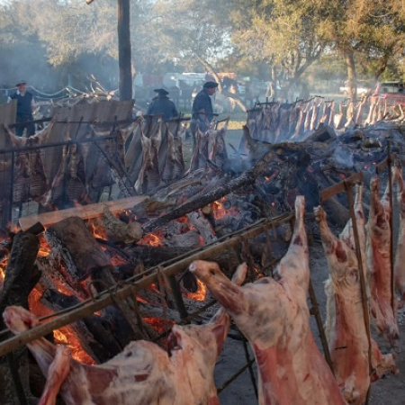 Turismo y tradición: Magdalena palpita la 2º Fiesta del Cordero con más de 100 costillares al asador