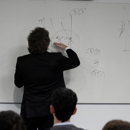 Javier Milei apareció y brindó una exposición económica en la Universidad de San Andrés