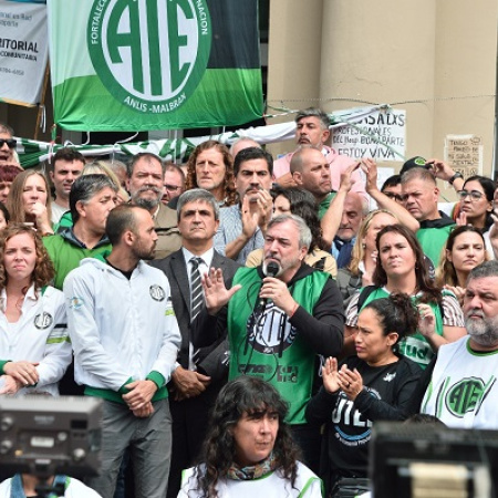 ATE marcha a Plaza de Mayo y advierte que el ajuste presupuestario "conduce a una catástrofe sanitaria"