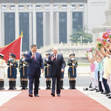Xi y Putin conversan en Beijing mientras toman té