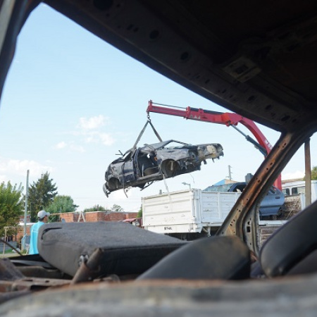 Operativo chatarra en La Plata: el Municipio ya retiró 260 autos abandonados en la vía pública en lo que va del año