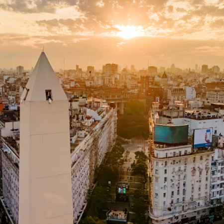 El Obelisco cumple 90 años y Buenos Aires lo celebra con mapping 3D, música en vivo y una noche de "Corrientes 24 horas"