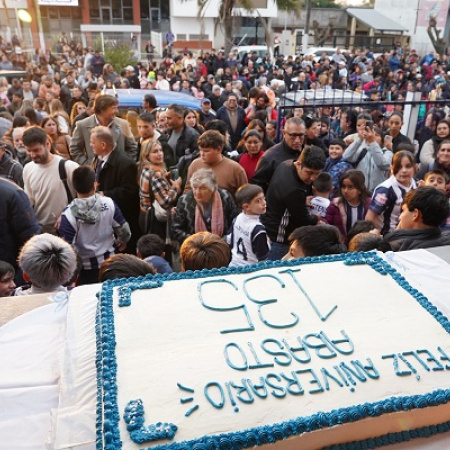 Abasto festejó sus 135 años con desfile tradicionalista y shows en vivo