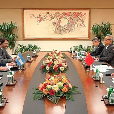 Cancilleres de China y Argentina acuerdan estrechar lazos estratégicos y cooperación