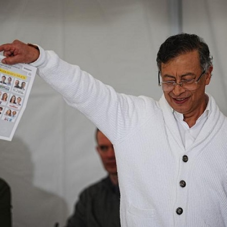 Presidente colombiano no acepta preconteo de votos en elecciones presidenciales que dejan a De la Espriella como ganador
