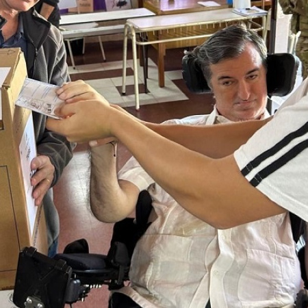 Al fin un hombre que recupera la política: ¡rindanle honores!