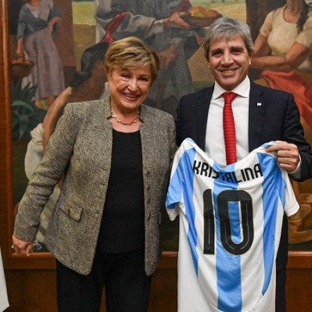 Caputo y Georgieva encabezaron una conferencia sobre economía, reservas e inversión